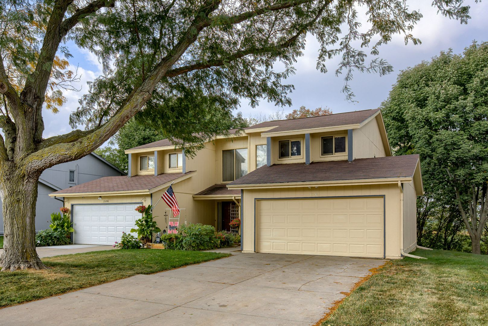Maintenance Free Living in 2 Bedroom Bellevue Duplex!! – photo 2