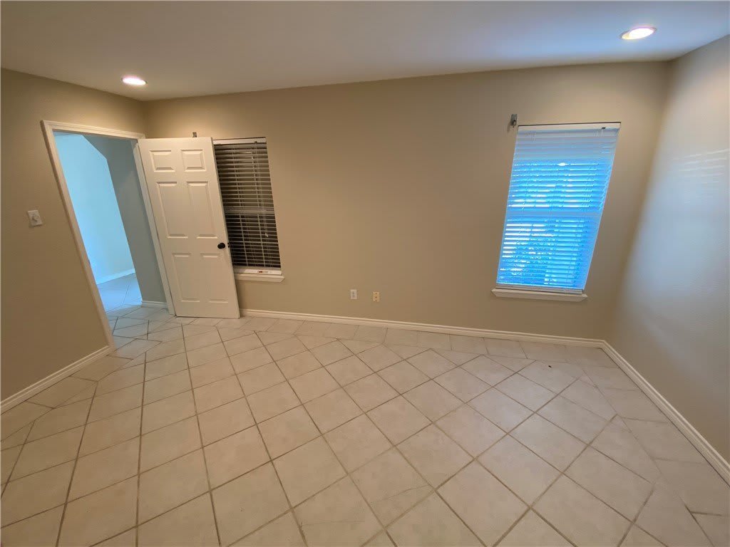 5621 Burton – photo 3