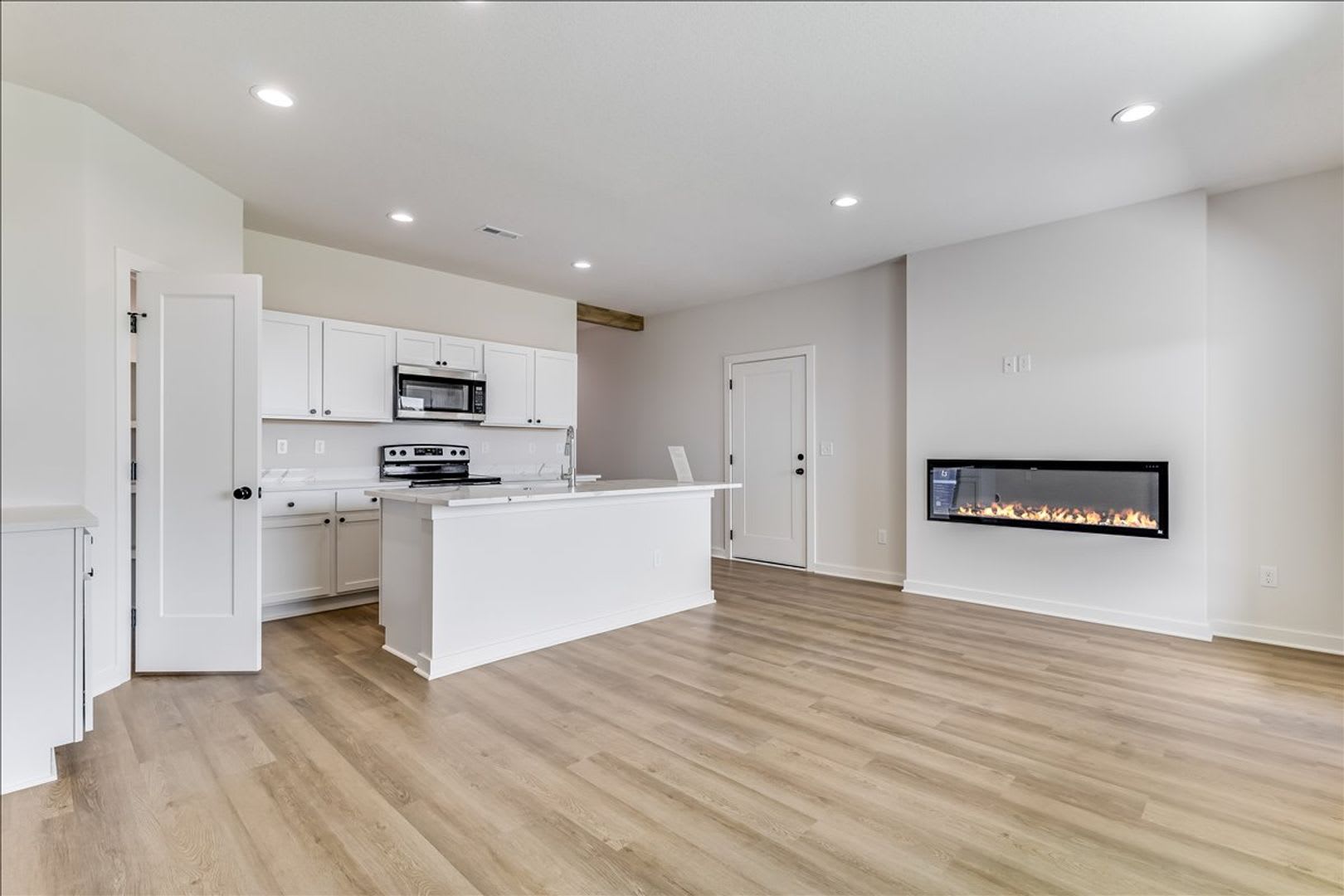 Beautiful Three Bedroom, Two Bathroom – photo 3