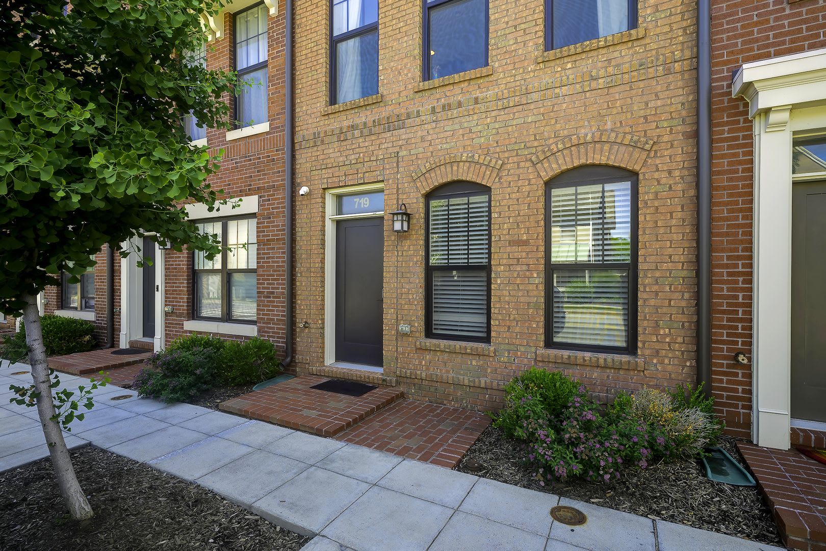 Stunning 4 bed, 4 Bath with Private Rooftop Terrace & Garage – photo 2