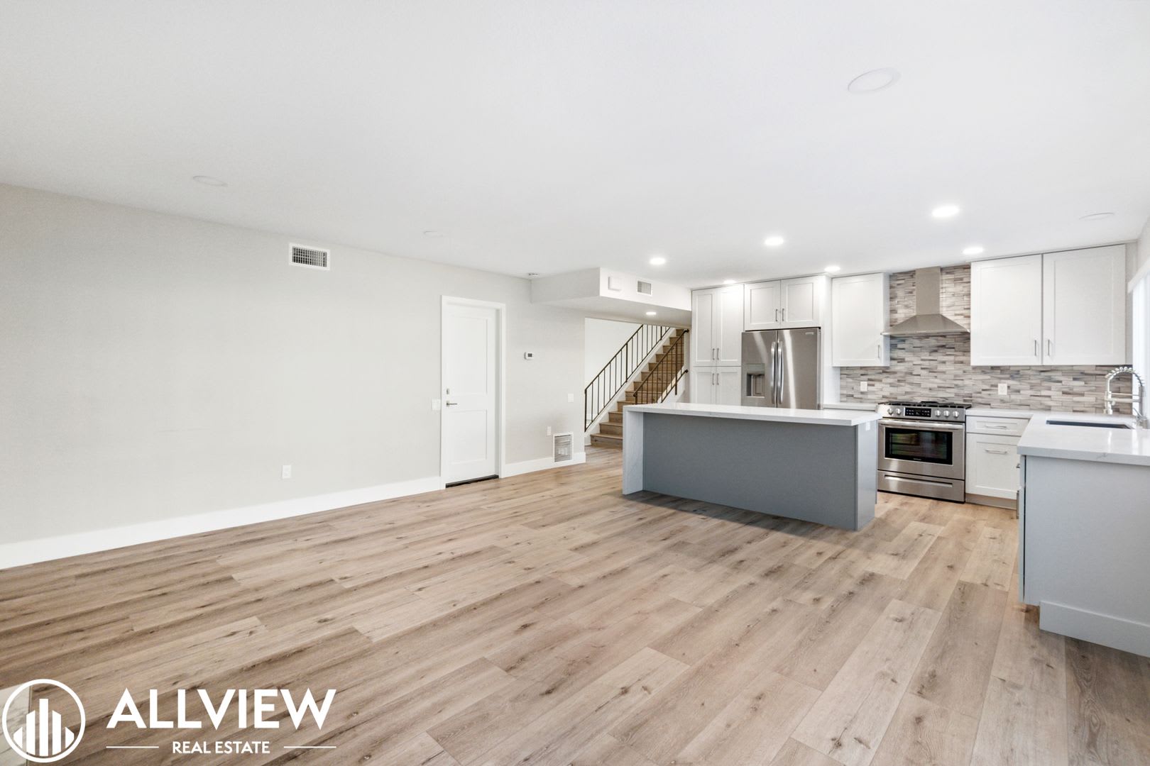 Welcome To This Stunning 5 Bedroom 4 Bathroom Home Located In The Desirable Huntington Beach Neighborhood – photo 2