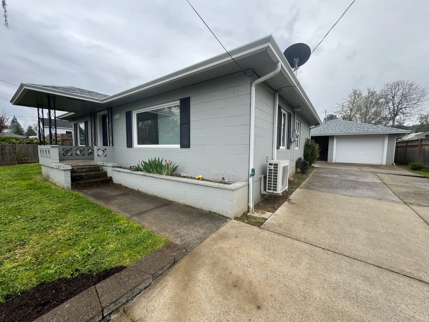 West Roseburg 2 Bedroom house with garage and shop – photo 2