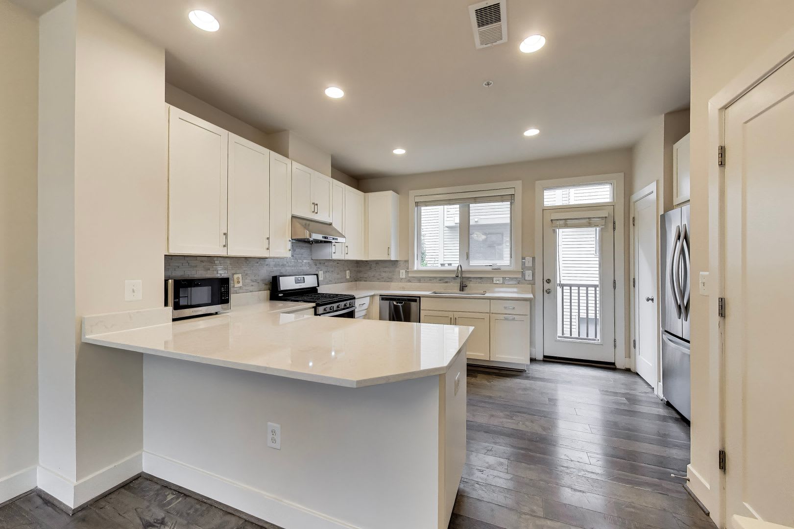 3 bed + 3.5 BA Beautiful "near new" TH w/ Roof Top Deck – photo 4
