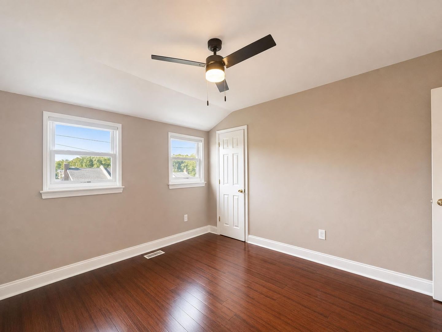 Spacious Townhome with Finished basement – photo 4