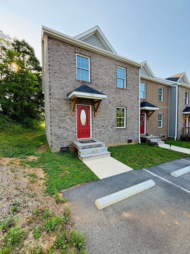 3 Bedroom, 2.5 Bath Townhouse – photo 1