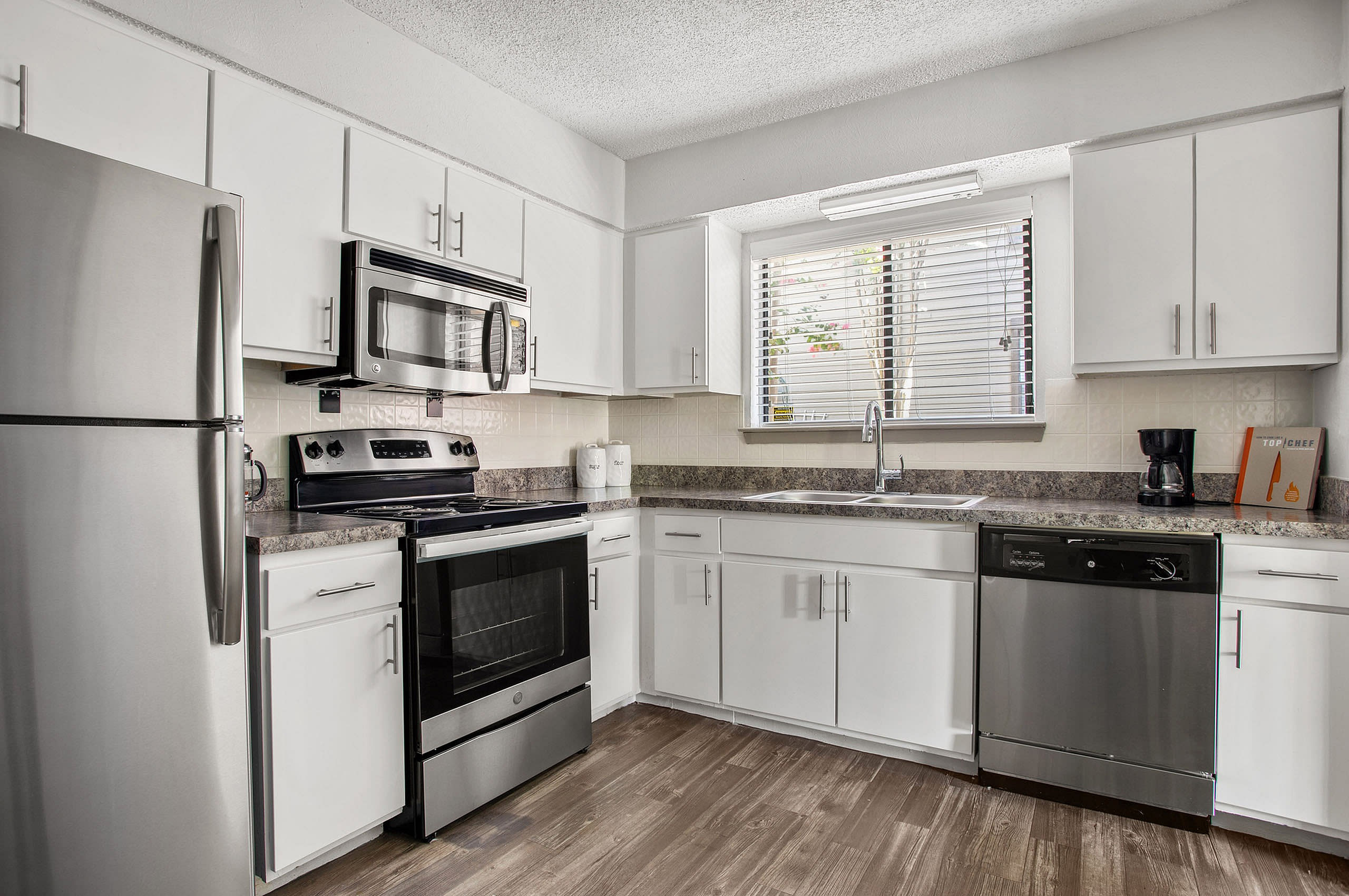 Adair Off Addison – photo 3