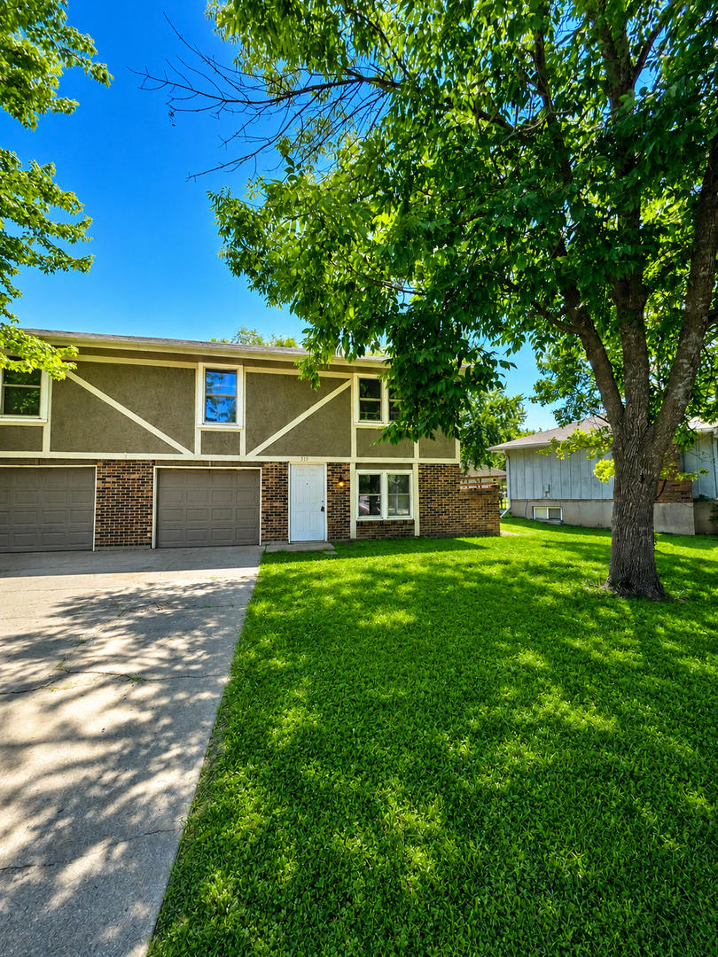 Spacious Split Level Duplex In Independence – photo 1