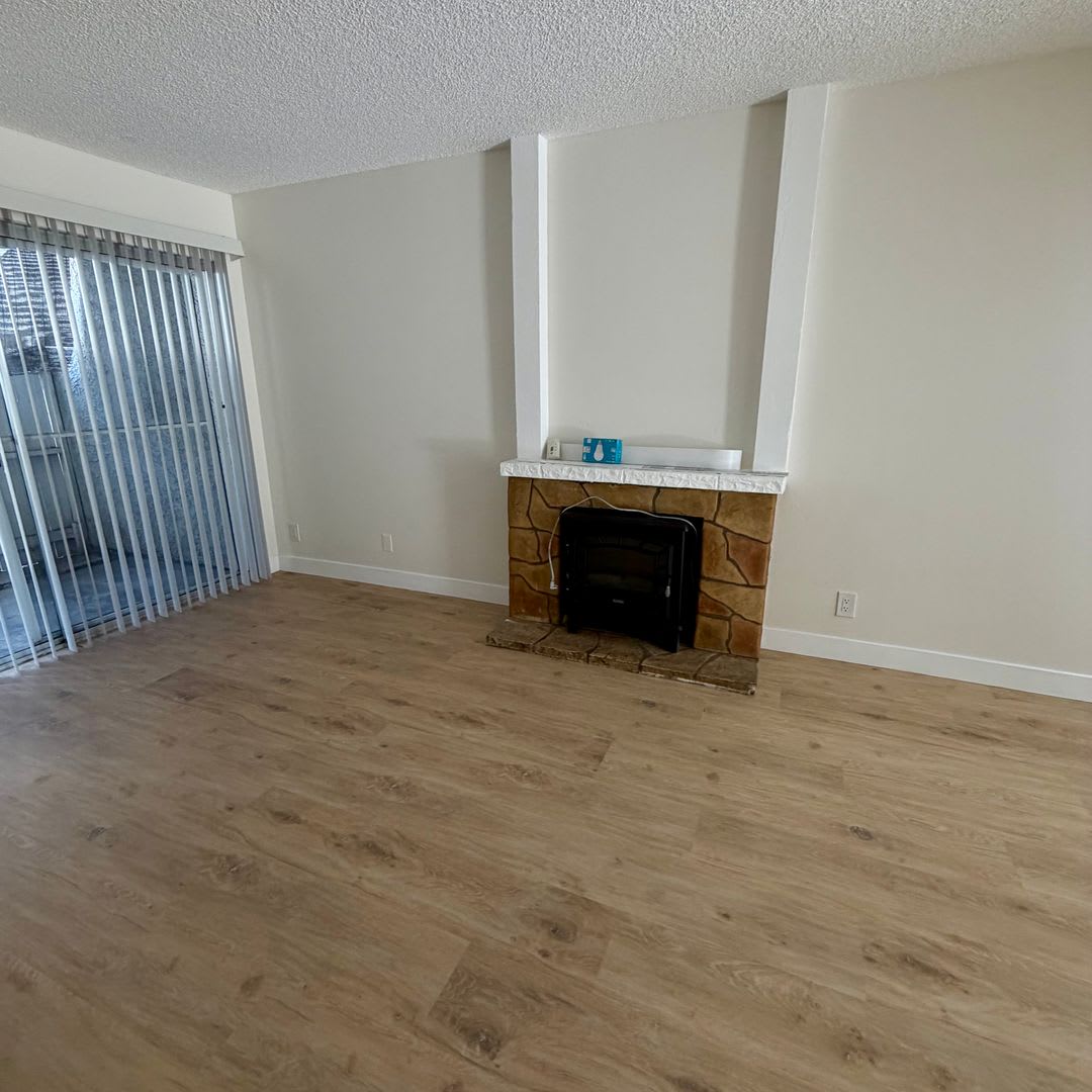Great condo in gated community, 1 Bed, 1 Bath. Good Location. – photo 4
