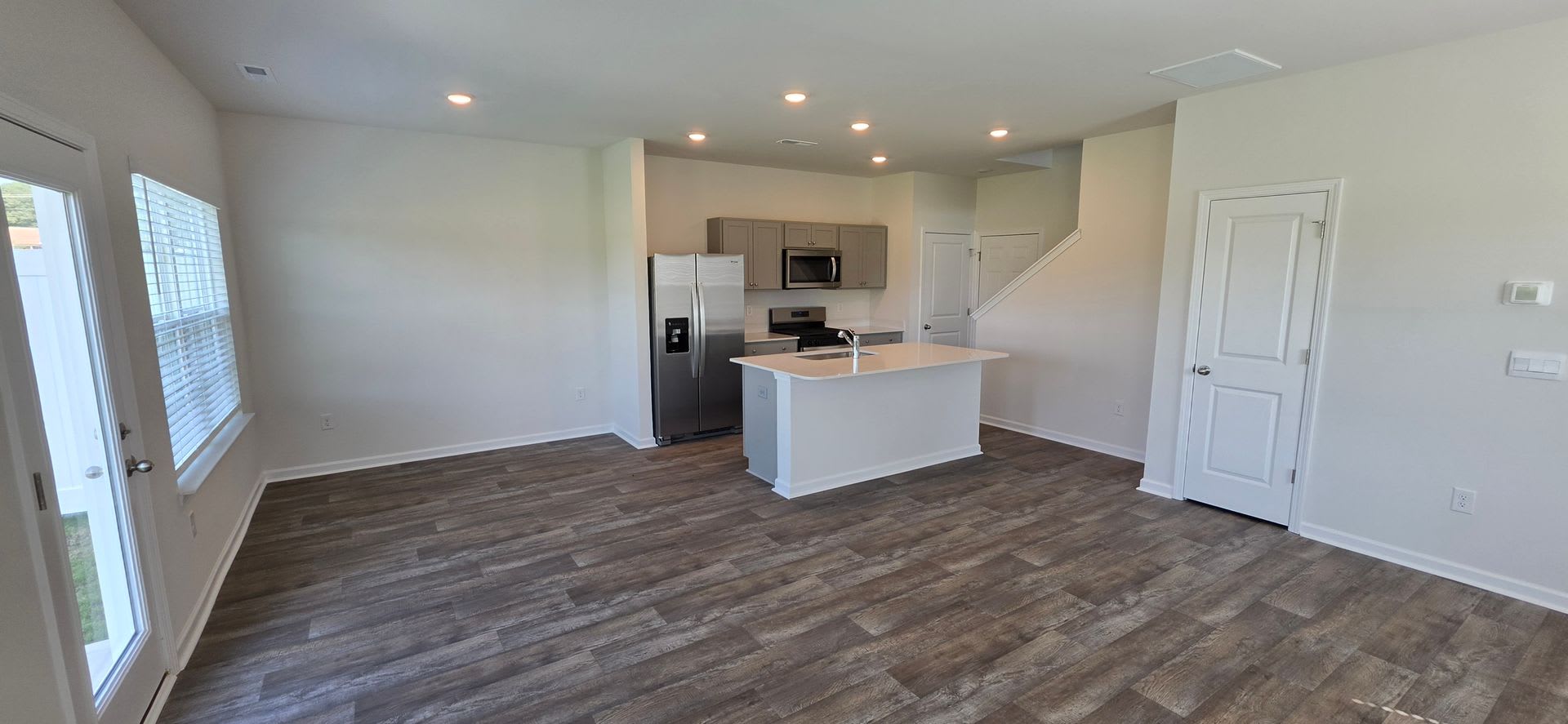 Beautiful New End-Unit 4BR Townhome for Military Tenant – photo 4