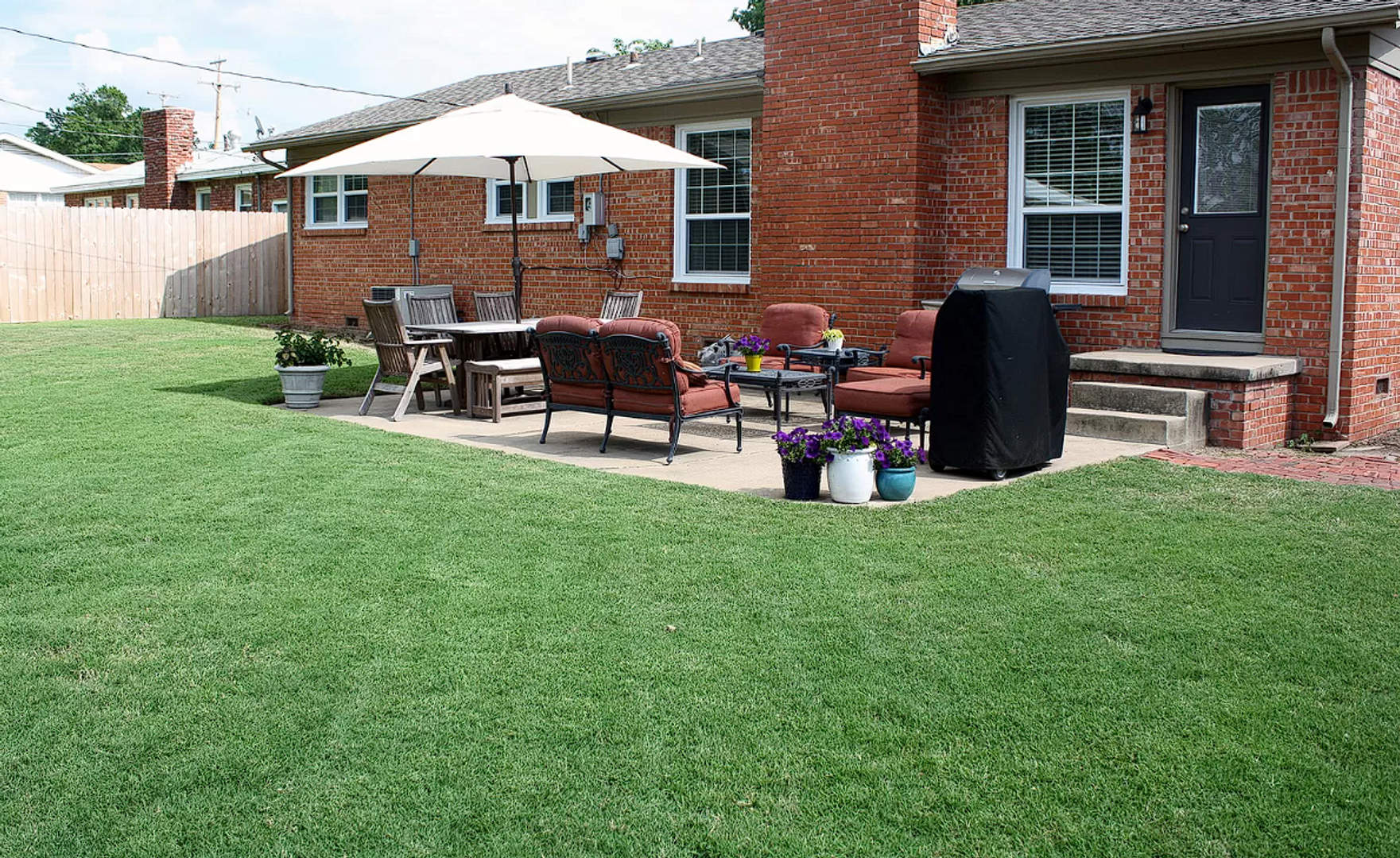 MUST SEE- Updated kitchen/Hardwood floors 3 bed/2bath!! Coming soon! – photo 2