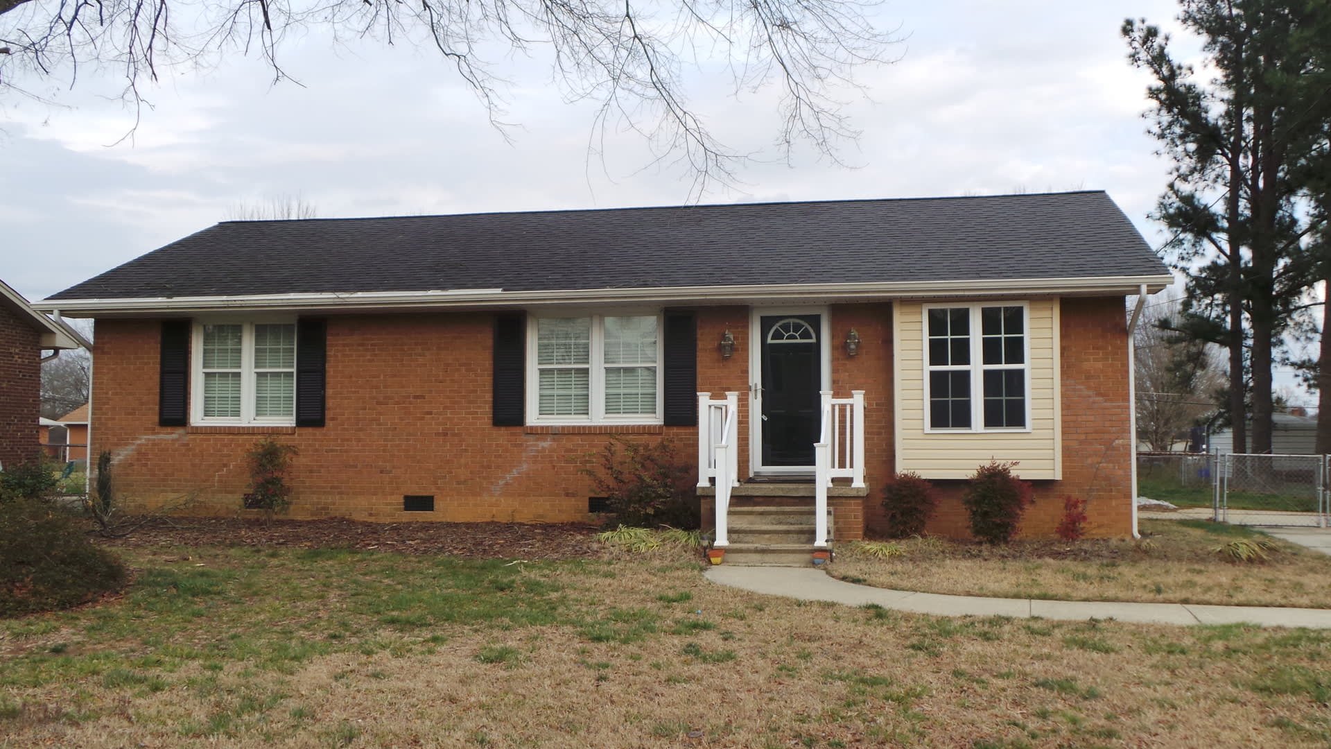 ~~~ Pretty Updated Brick Ranch ~~~ – photo 1