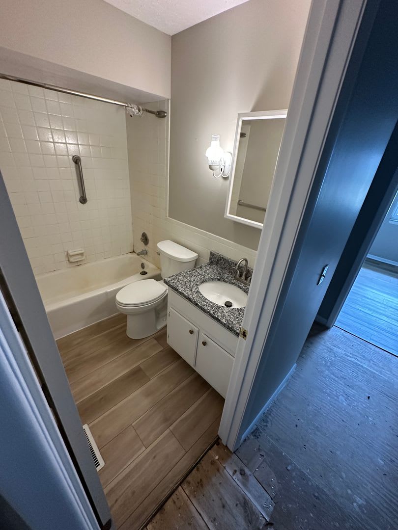 Updated 3 Bed 1.5 Bath Townhome with basement. – photo 4