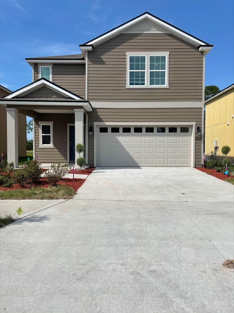 Perfect Location And Practically New – photo 1