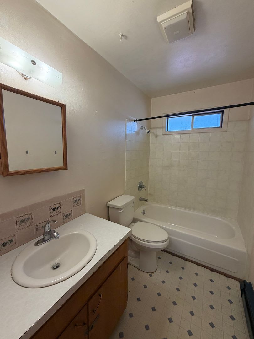 2-Bedroom Home with Garage Near Sky Lakes and OIT – photo 2