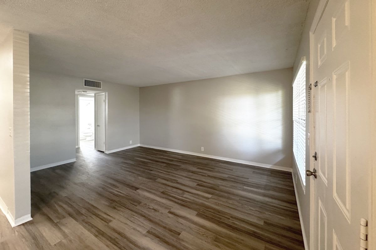 Updated 2 Bedroom 1 Bathroom Home – photo 2