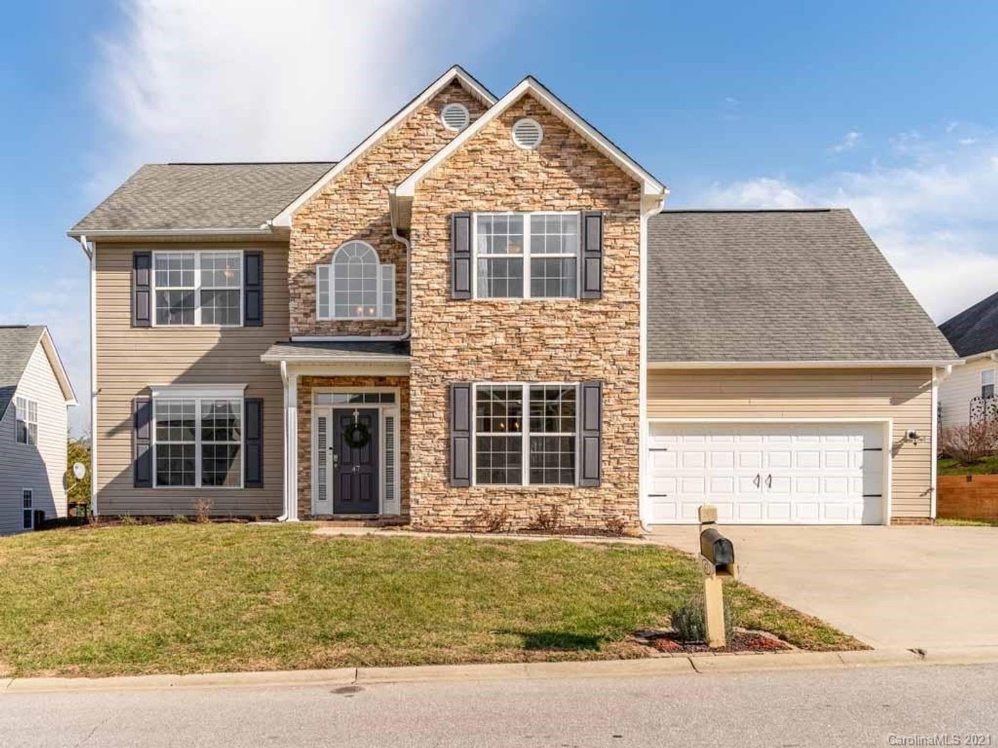 Spacious Home High End Finishes Convenient Location – photo 1