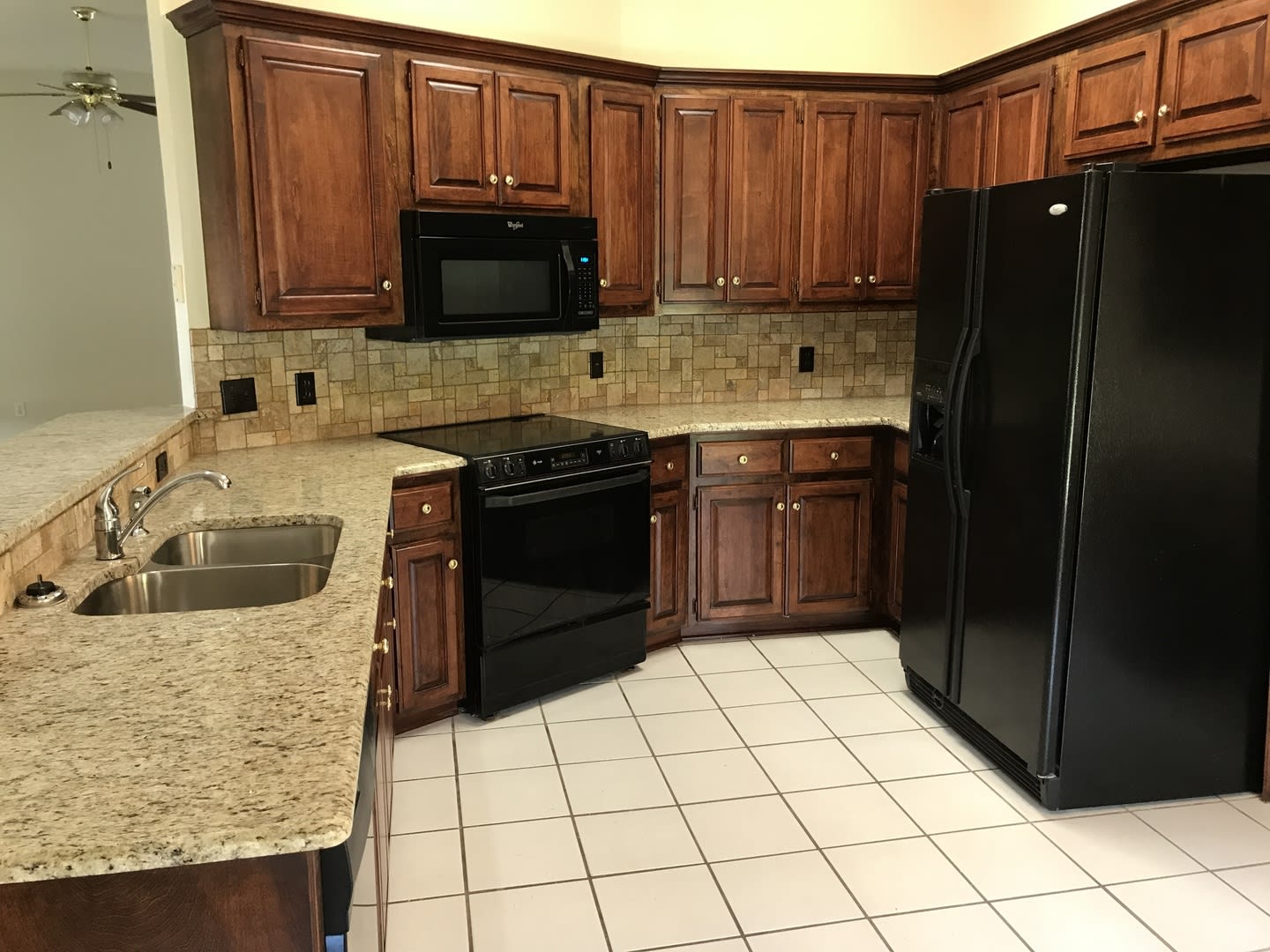 Beautiful Granite And Tile Backsplash To Update The Large Kitchen 3 Bedrooms An Office Large Master Corner Lot – photo 2