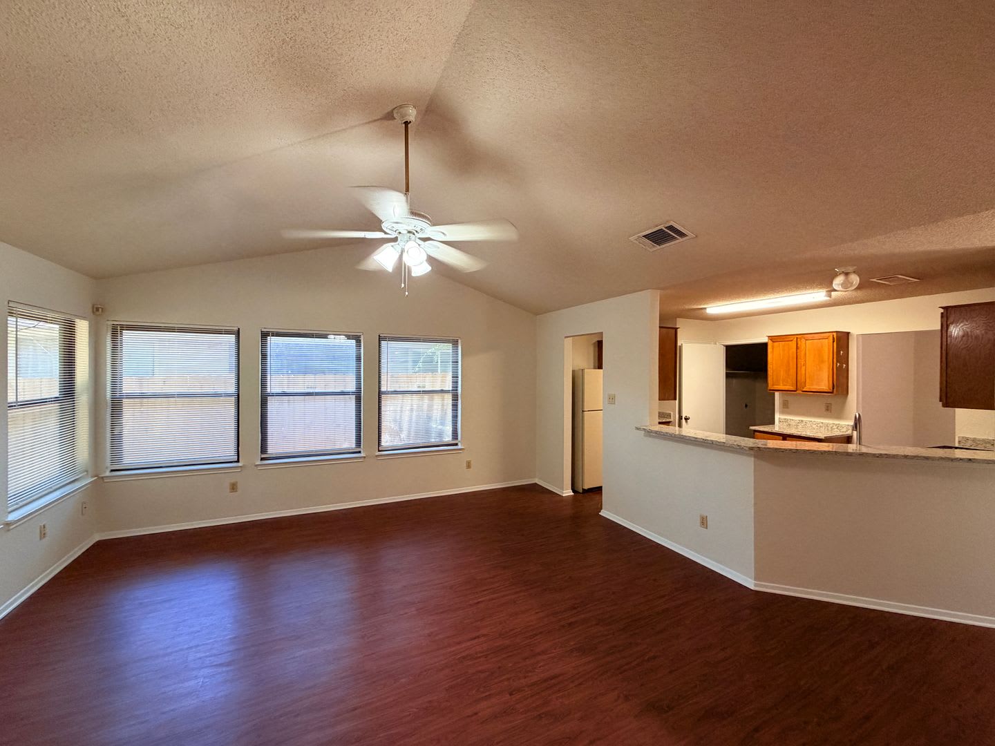 Great 3/2 single story home on a quiet street in Round Rock! – photo 3