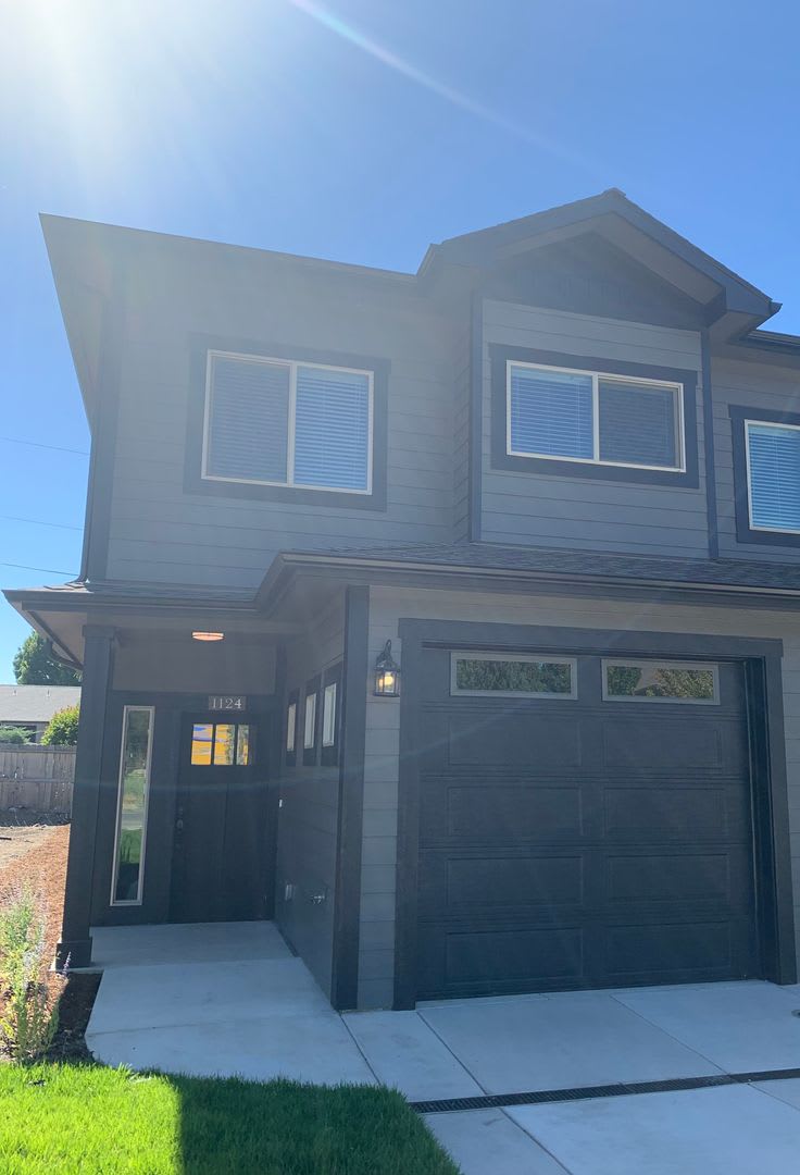 2-Bed, 2-Bath Townhouse with Modern Touches, Garage and Washer/Dryer in Grants Pass! – photo 1