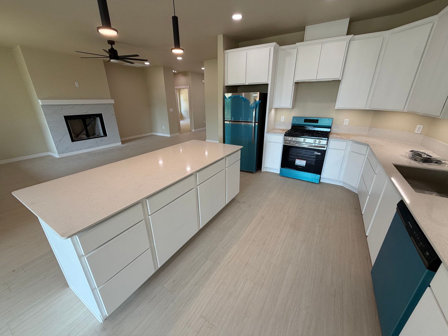 1/2 off first months rent if lease starts 9/1 – photo 5