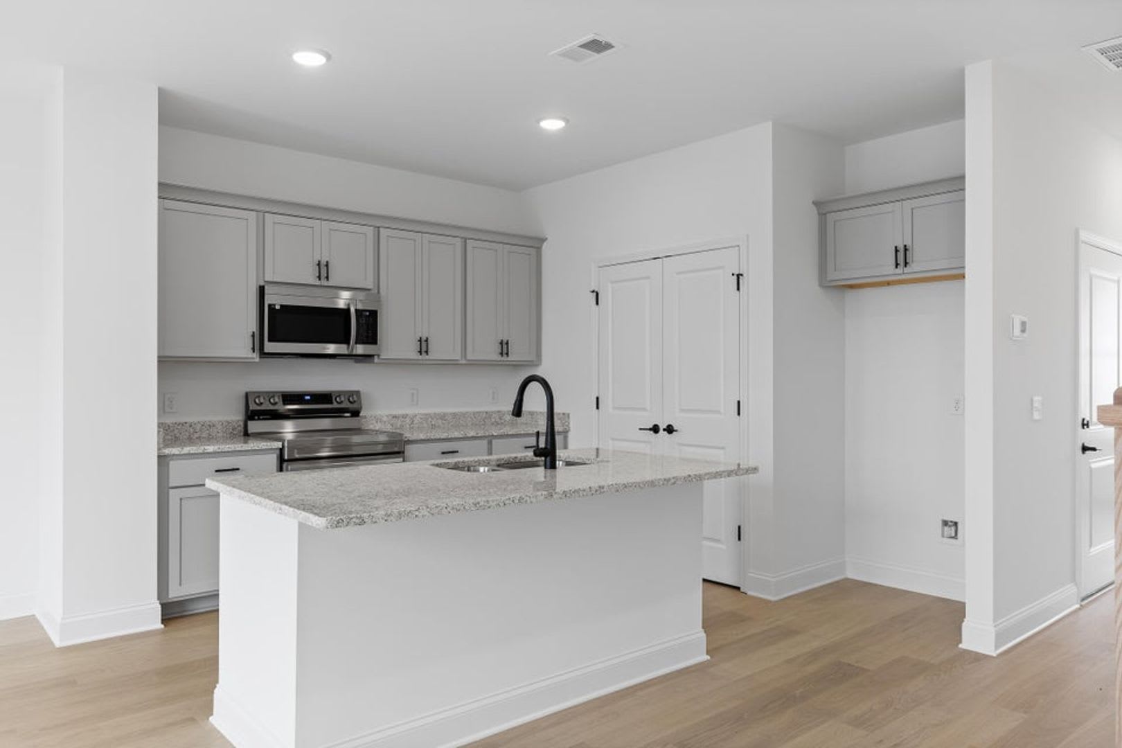 Beautiful 3-Bed Townhome at James Creek – photo 4