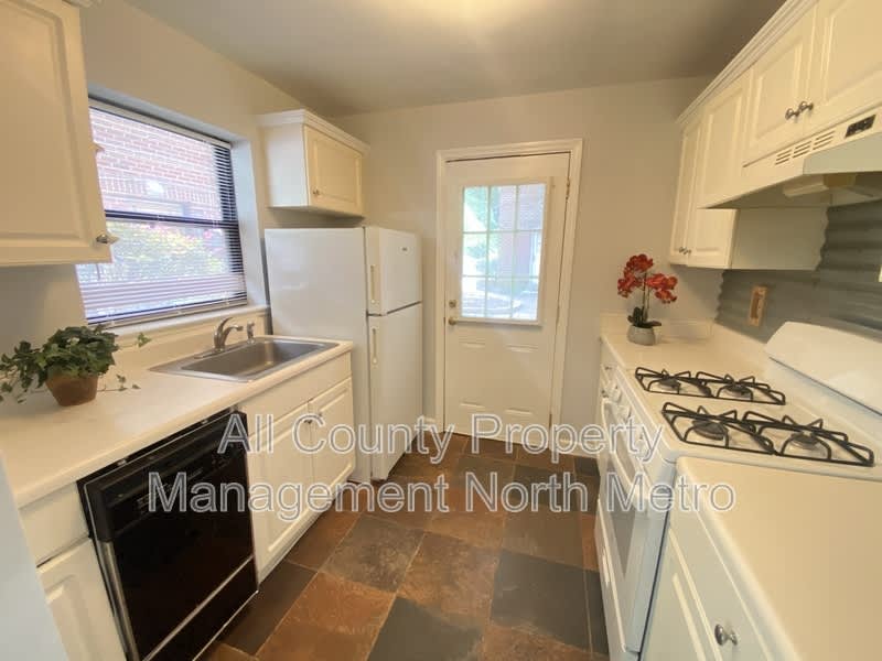 702 Argonne Ave NE – photo 1