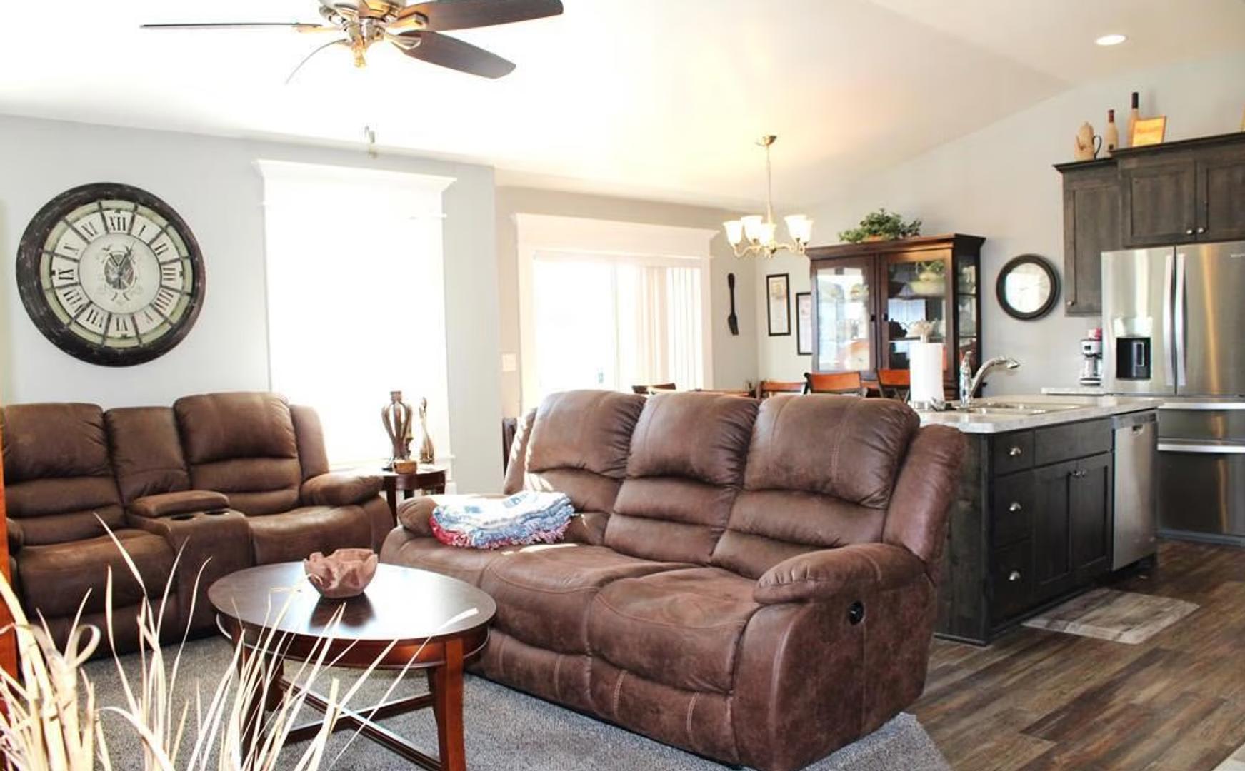 SPACIOUS MODERN 6 BED 3 BATH HOME IN IONA! – photo 4