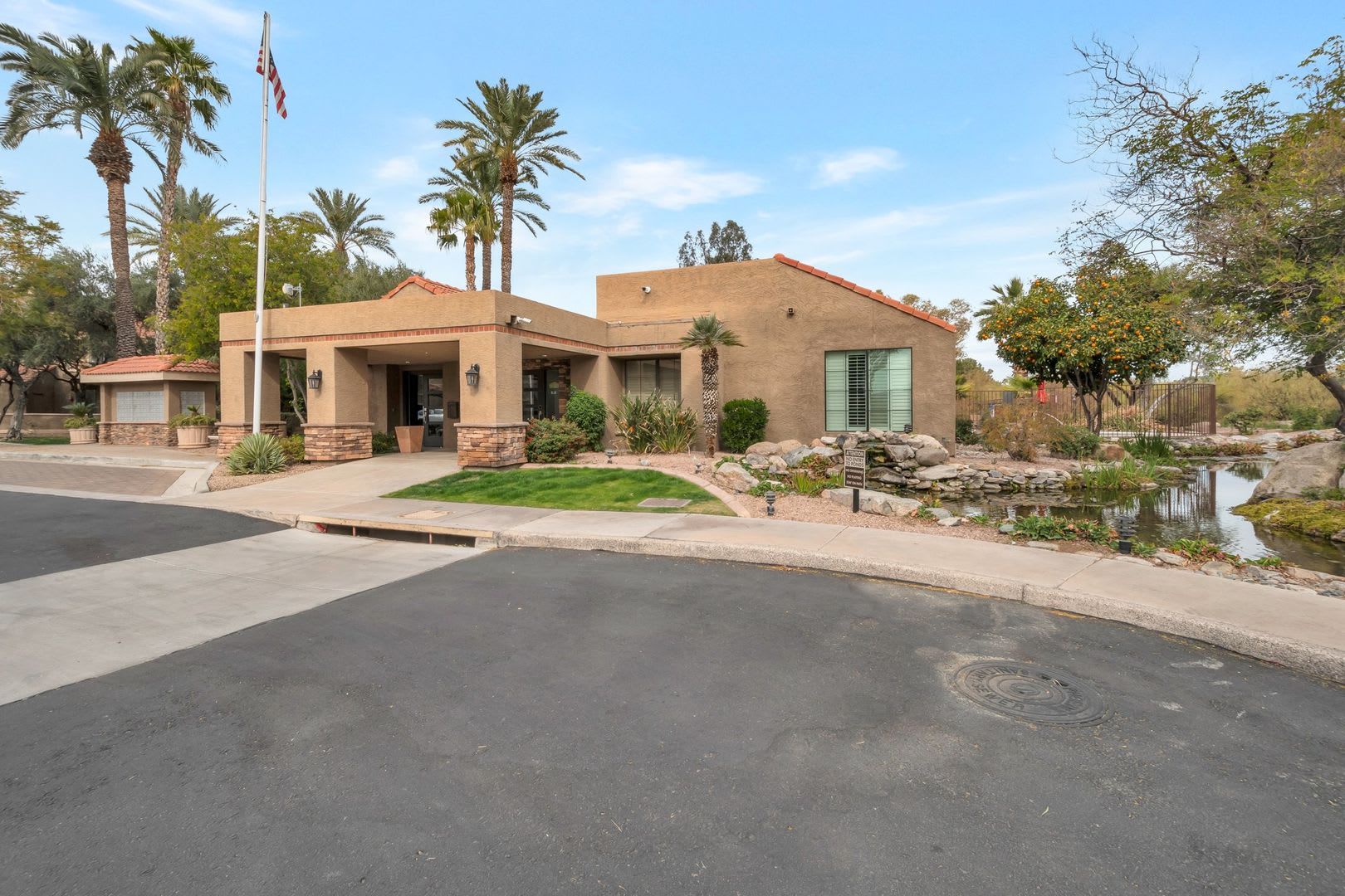 Stunning 2-bedroom, 2-bathroom house located in the desirable area of Scottsdale, AZ. – photo 2