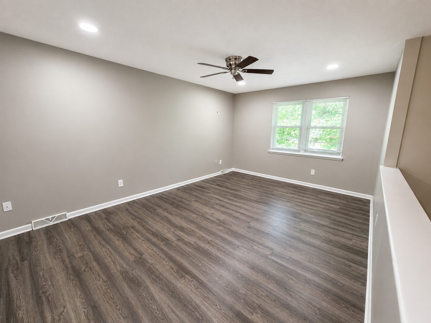 Spacious Split Level Duplex In Independence – photo 3