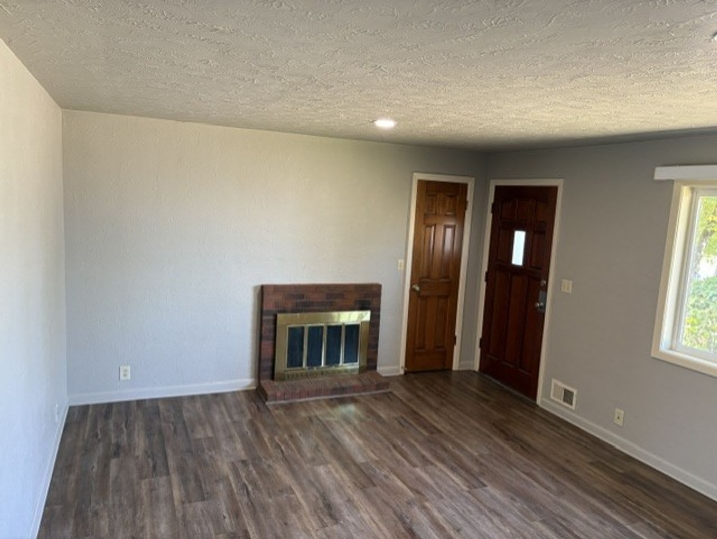 End Of Summer Special 500 Off First Month Rent – photo 2