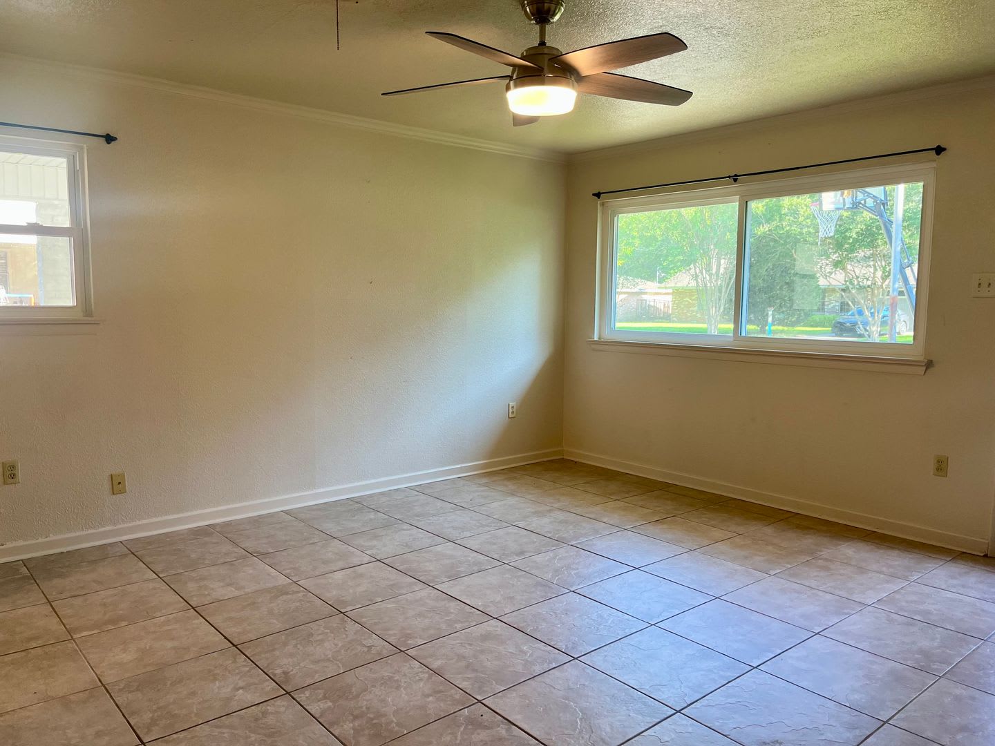 3 Bed 2 Bath Broadmoor Home With Bonus Room – photo 4