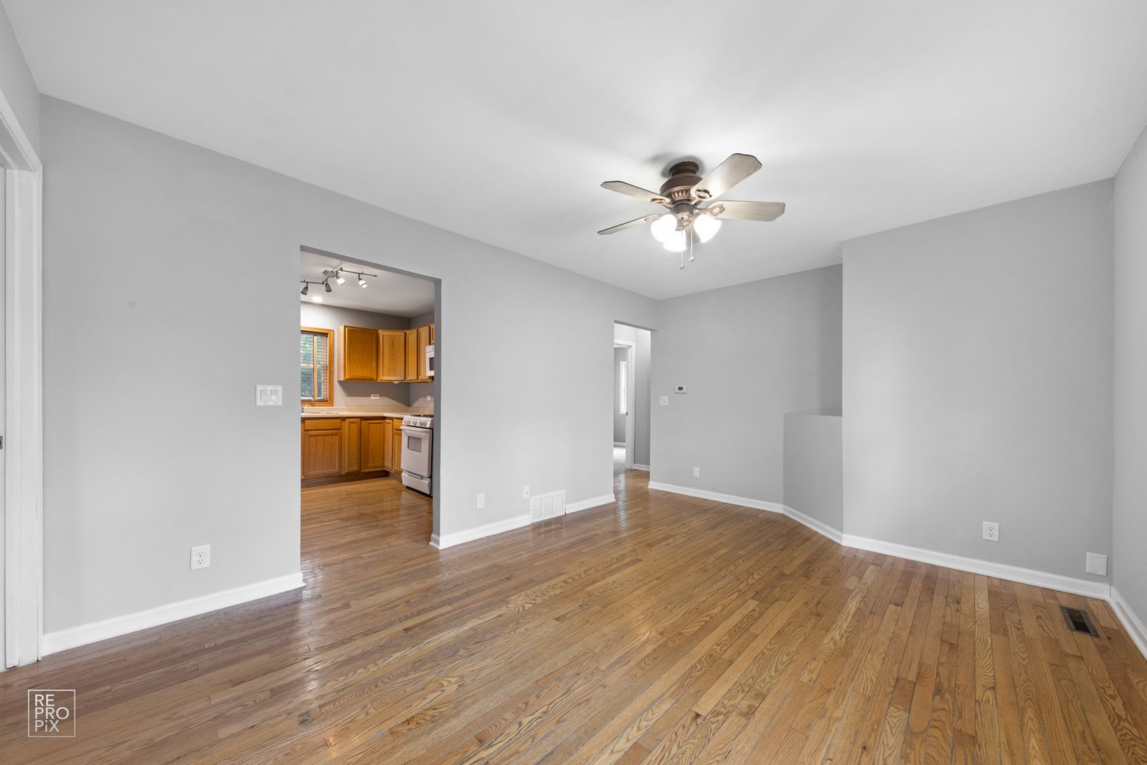 2 Bedroom 1 Bath with LARGE Oversized 2 Car Garage in Wonder Lake! – photo 2