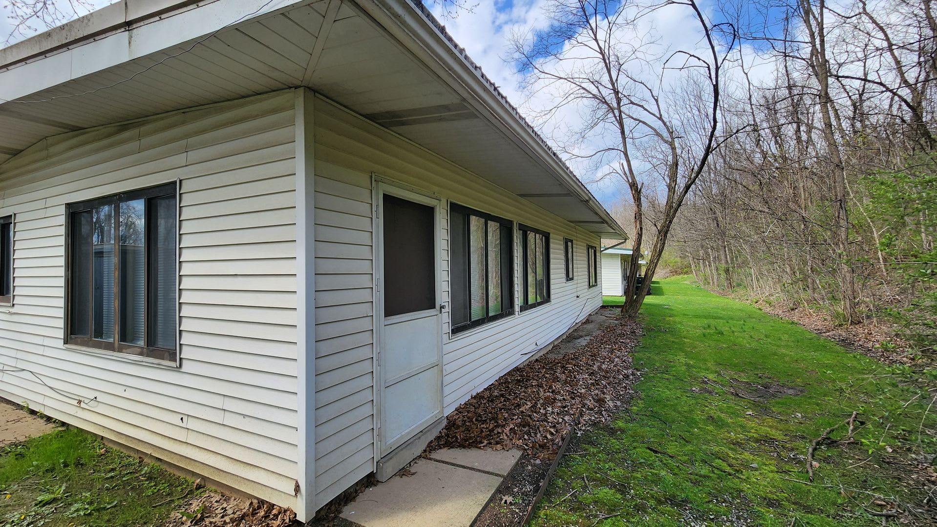 Three bedroom 1.5 house available for rent May 1 2026! – photo 5