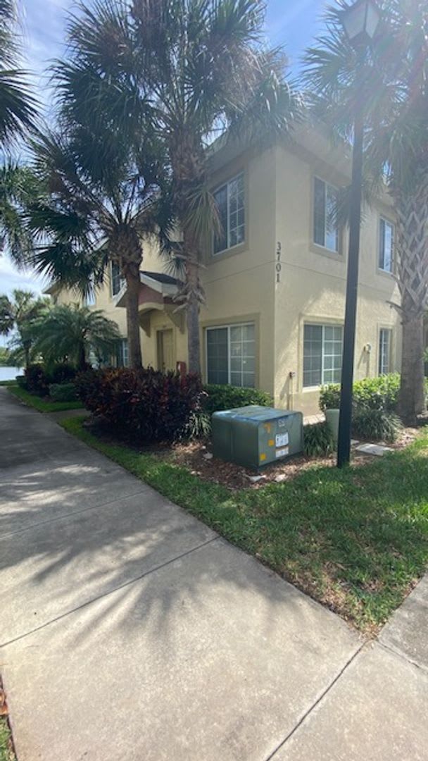 Beautiful 3 Bedroom 2.5 Bath Townhome in Lakeside Village!! – photo 3
