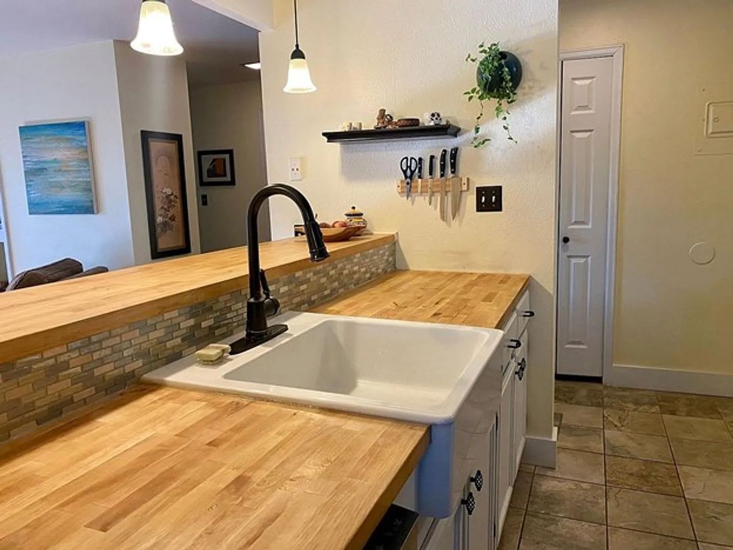 Fully Furnished Updated Turn-Key 2 Bed 1 Bath Condo Off Bike-Path & Next to Park. – photo 4