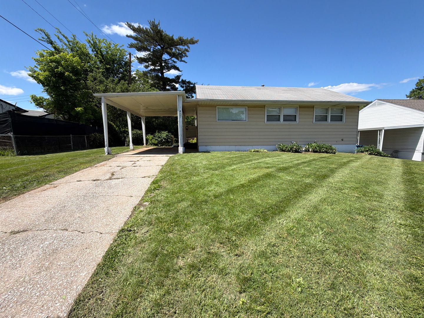 Welcome home to this charming 3-bedroom, 1-bath – photo 1