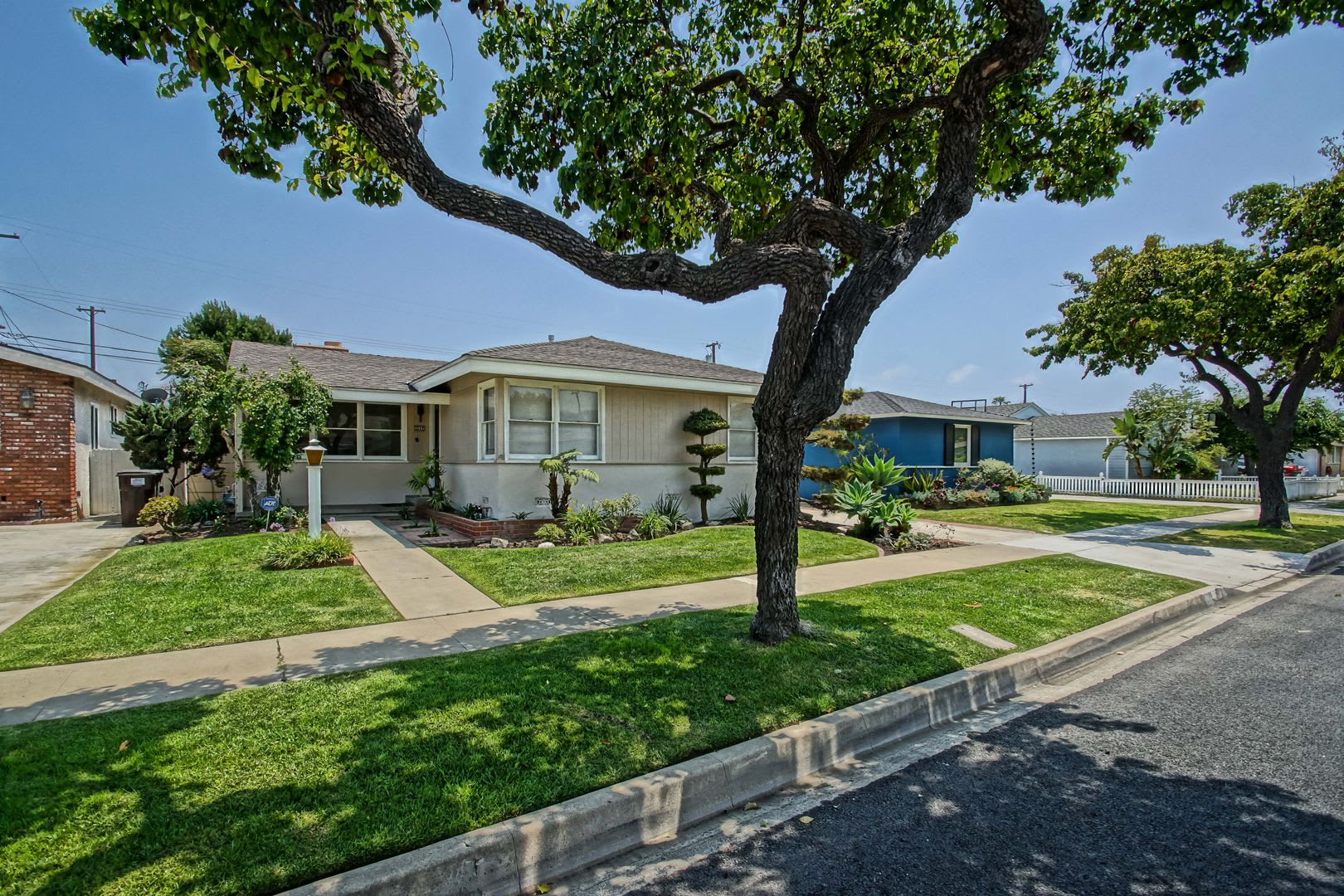 Charming Bright Spacious Hollyglen 3Br2Ba Den W Spacious Front Rear Yards Large Driveway Detached 2 Car Garage W Workshop – photo 1