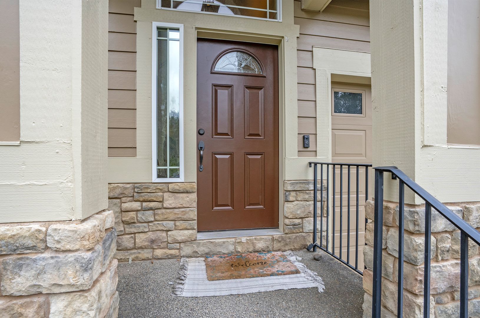 Spacious 4-Bedroom Home in The Oaks with Fenced Yard – photo 3