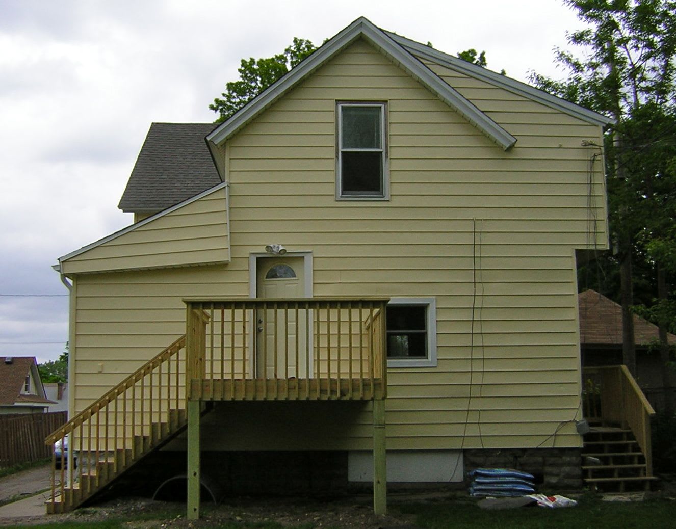 527 Hall Ave – photo 1