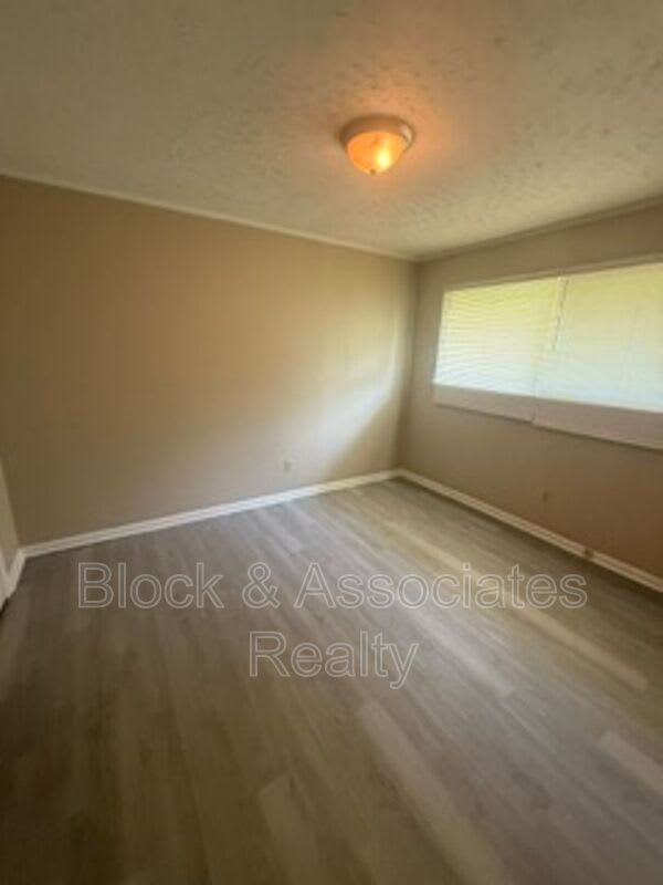 136 W. Pritchard St – photo 3