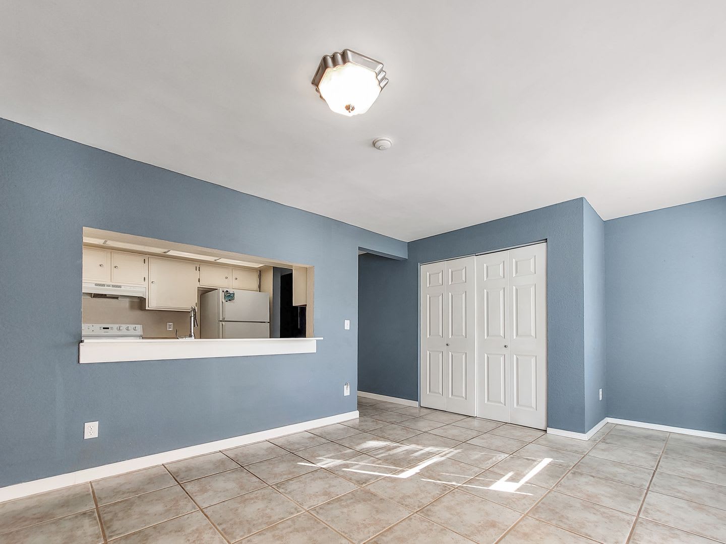 Bright End-Unit Townhome Across from Edmonds College – photo 4