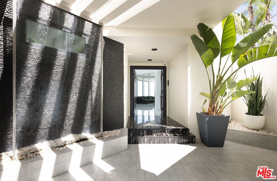 2231 Sunset Plaza Dr – photo 4