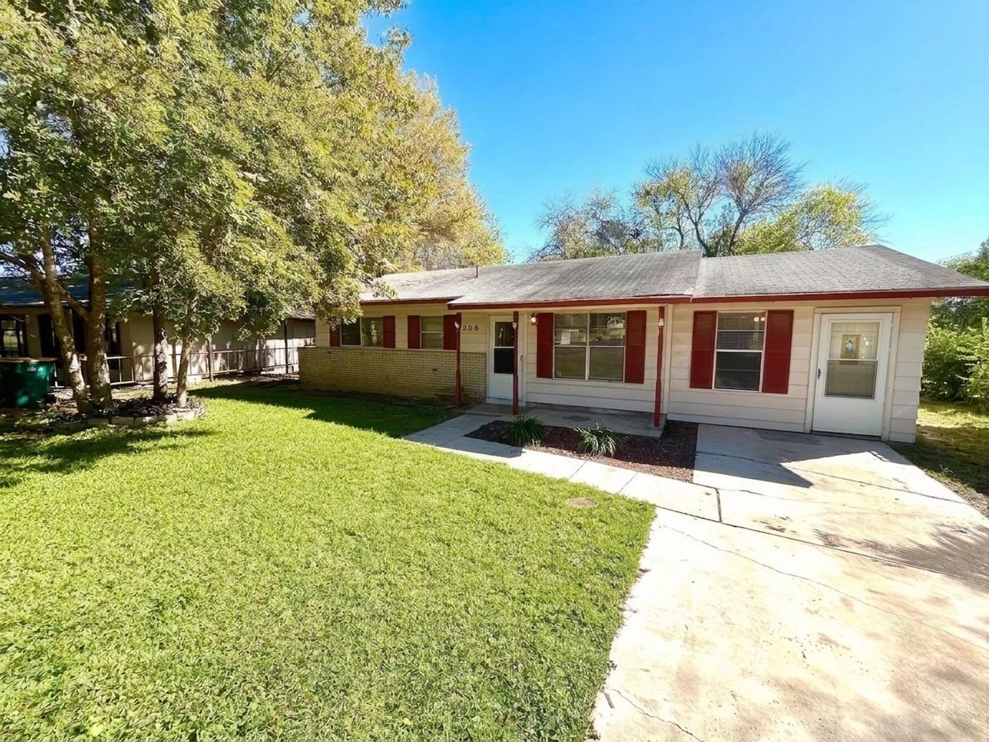 Cozy & Convenient – 3 Bedroom Home Near Shopping & Highways! – photo 2