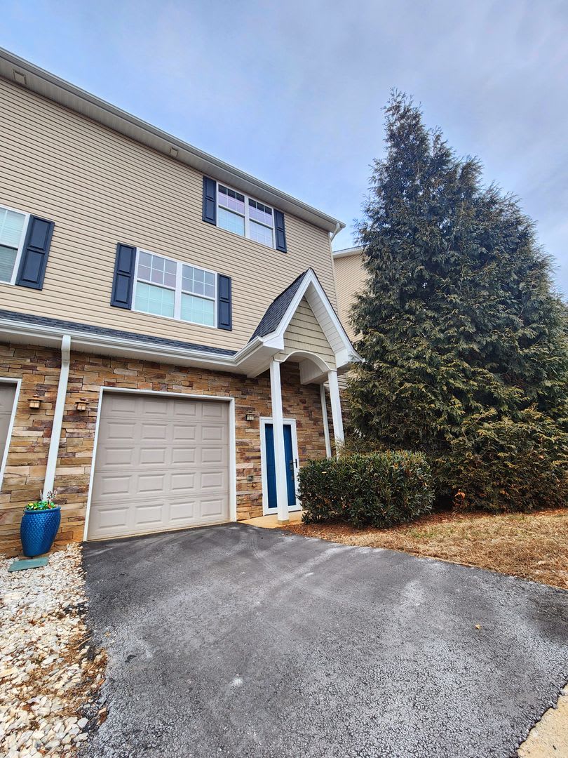 Well Maintained Woodfin Townhouse Rental! – photo 2