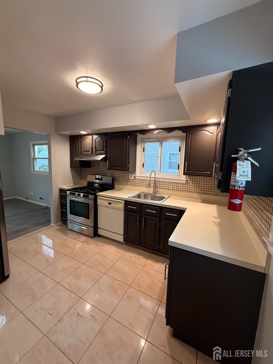 183 E Henry Place E – photo 3