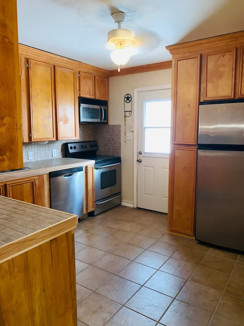 Charming 2-Bedroom Home with Large Backyard, Covered Patio &amp; Workshop-Calallen Area – photo 3