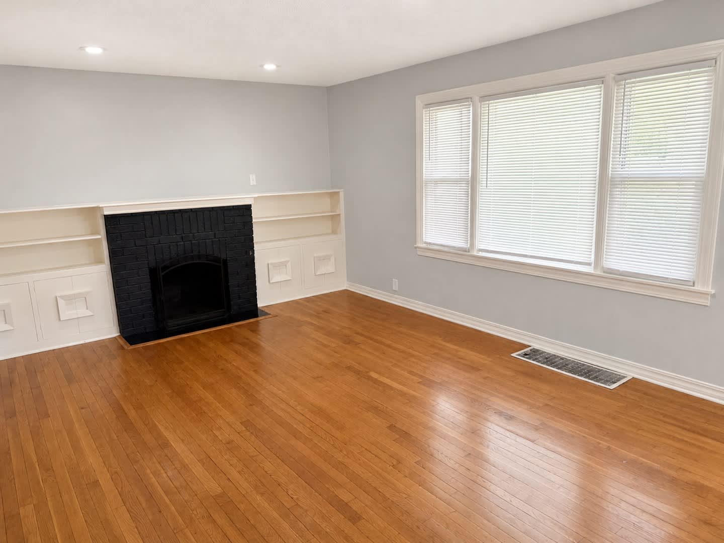 Spacious 2 Bedroom Home w/ Large Yard – photo 2