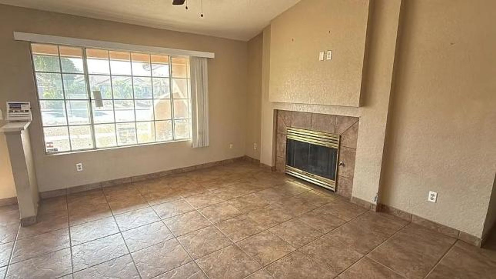 Charming Single Family Home Available 8 10 2026 Home Is Currently Occupied – photo 3