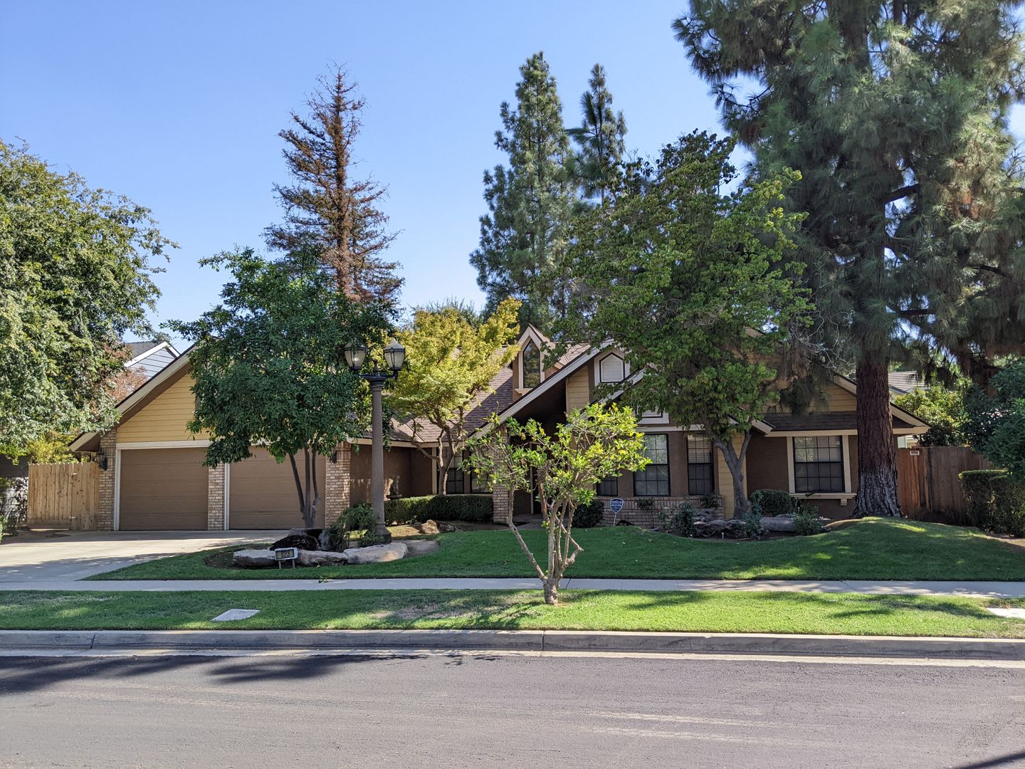 NE Fresno home near Clovis West High School & Woodward Park, In-ground swimming pool! – photo 2