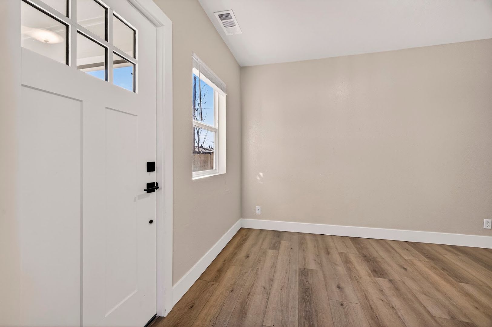 MOVE IN SPECIAL $3000 if lease signed by July 2026!! 3 Bedroom Home Close to CSUC! – photo 2